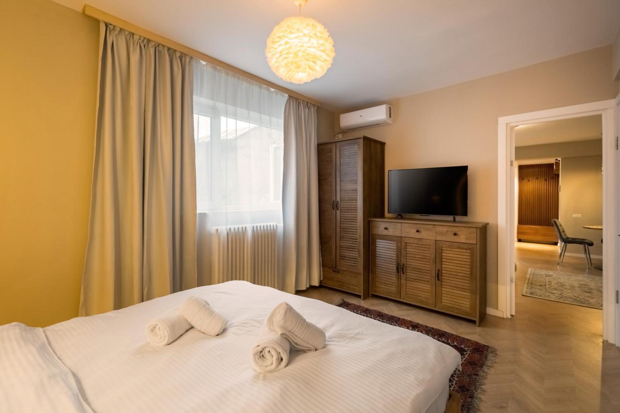 Ultracentral Near Old Town, Cismigiu And Victoriei - Cozy, Quiet And Modern Wt Sunny Balcony Apartment Bucharest
