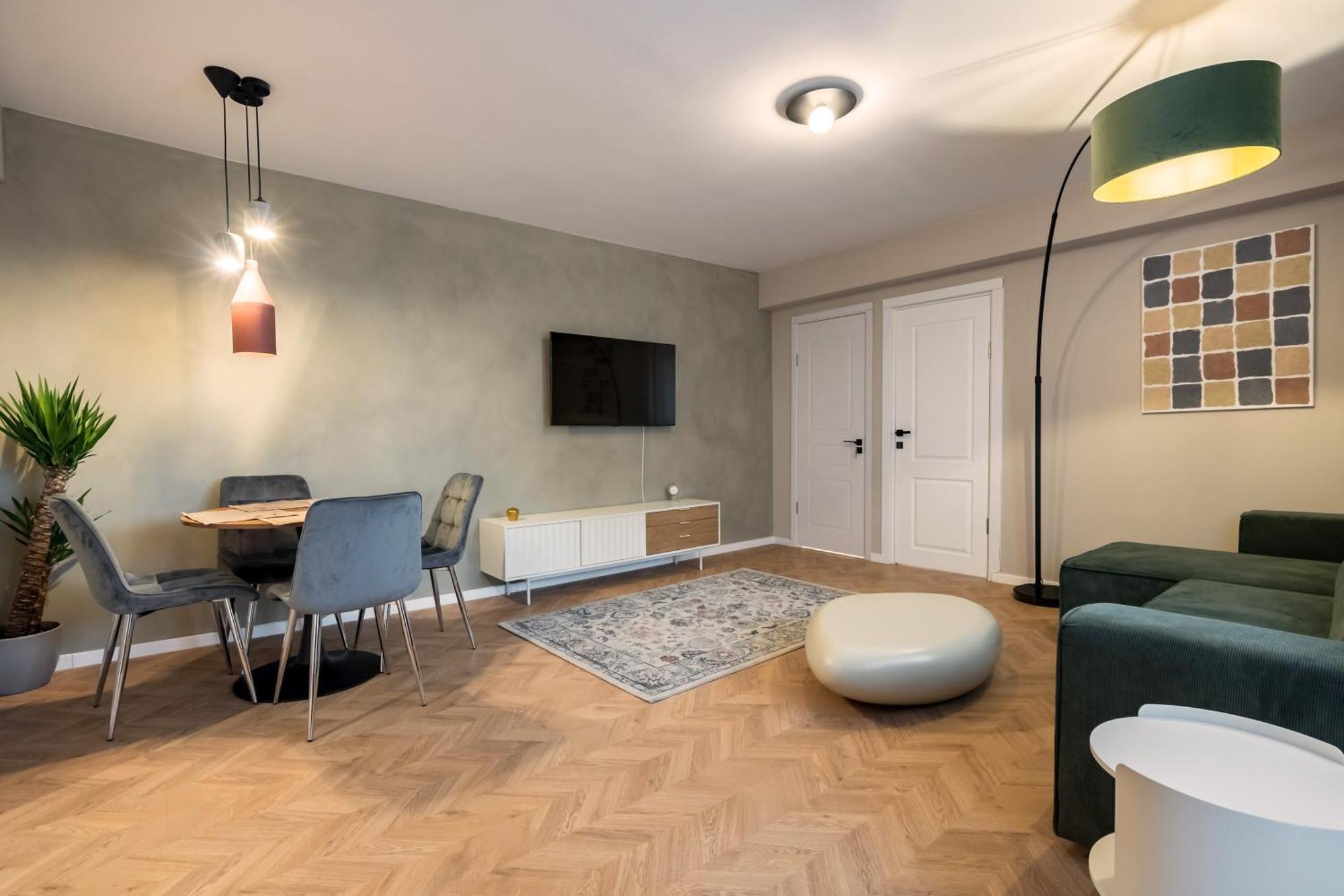Ultracentral Near Old Town, Cismigiu And Victoriei - Cozy, Quiet And Modern Wt Sunny Balcony Apartment Bucharest