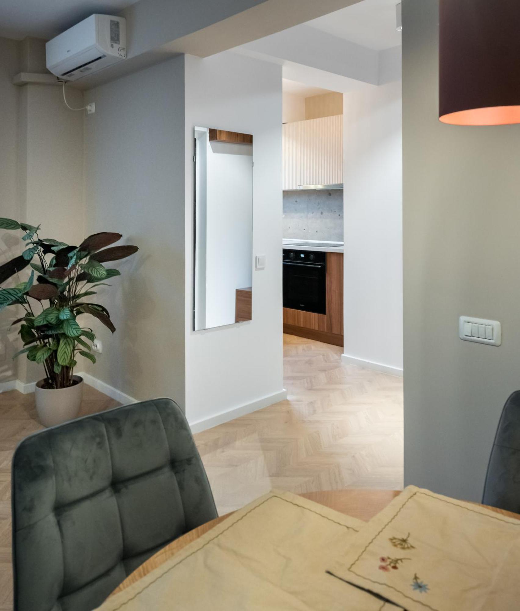 Ultracentral Near Old Town, Cismigiu And Victoriei - Cozy, Quiet And Modern Wt Sunny Balcony Apartamento Bucarest